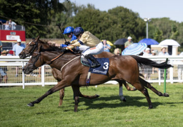 Tempus (Hollie Doyle,nearest) beats Modern News (William Buick) in the Sovereign Stakes
Salisbury 11.8.22 Pic: Edward Whitaker